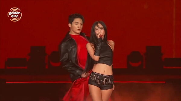 ▲▼ 金唱片／女王來了！Jennie剩細肩Bra　火辣貼身熱舞「他」萬人嗨翻。（圖／Disney+提供）