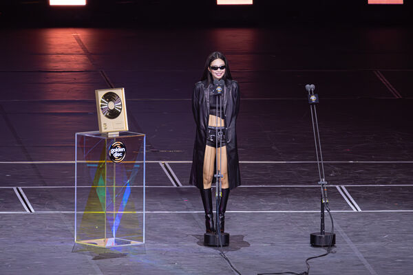 ▲▼金唱片／Jennie沒補妝就上台！奪大賞「戴墨鏡遮臉」羞喊：我妝花了（圖／讀者提供）