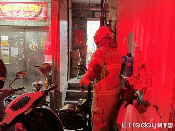 ▲台南南區新建路住宅9日晚間發生廚房乾燒火警，消防人員到場迅速關閉爐火，所幸未延燒。（記者林東良翻攝，下同）