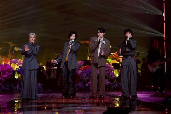 ▲畢書盡黃偉晉與邱鋒澤等歌手一起獻唱。（圖／文總提供）