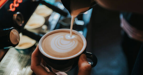 劉博仁示警，拿鐵中的糖和牛奶恐引發身體發炎反應。（示意圖／unsplash）