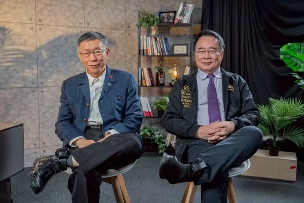 ▲▼前立委蔡正元與前民眾黨主席柯文哲同框，一起翹腳秀出電子腳鐐。（圖／蔡正元臉書）