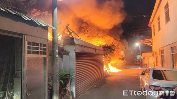 ▲▼台中一間倉庫回收物起火，60名警消衝現場撲滅。（圖／民眾提供，下同）