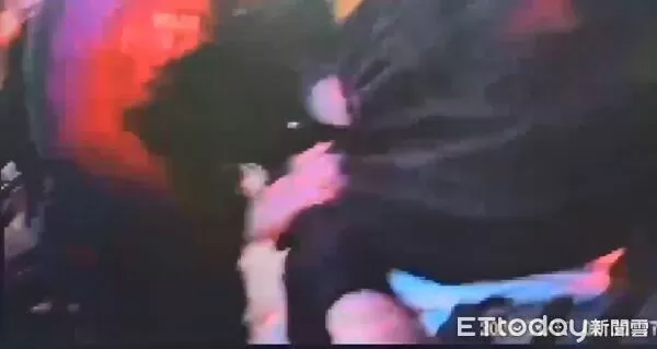 ▲11日凌晨中山警方對到酒店續攤喝醉的林男施行保護管束。（圖／記者張君豪翻攝）