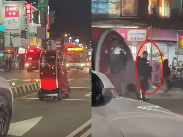 一輛改裝過的電動代步車，未懸掛車牌被直擊行駛在龍潭中正路快車道，現場有員警疏導交通，卻對該代步車視若無睹。（翻攝自爆料公社粉專）