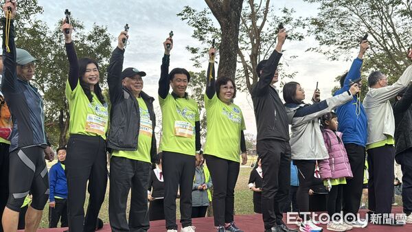 ▲「2026台灣國際馬拉松in台南」11日清晨鳴槍開跑，中華醫大台南市校友會會長謝馨慧、董事長陳智文、全國校友總會會長王國贊及校長李碧娥等人受邀主持起跑儀式。（記者林東良翻攝，下同）