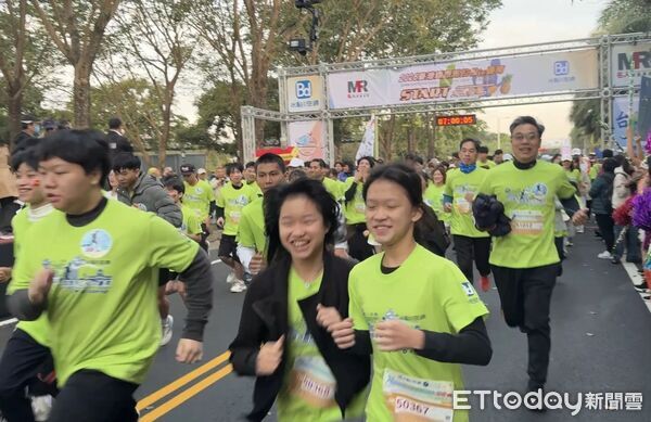 ▲「2026台灣國際馬拉松in台南」11日清晨鳴槍開跑，中華醫大台南市校友會會長謝馨慧、董事長陳智文、全國校友總會會長王國贊及校長李碧娥等人受邀主持起跑儀式。（記者林東良翻攝，下同）