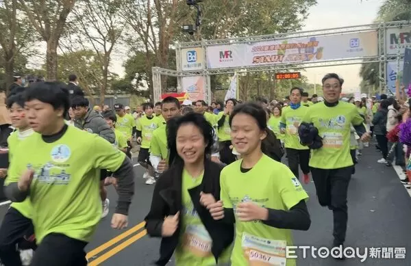 ▲「2026台灣國際馬拉松in台南」11日清晨鳴槍開跑，中華醫大台南市校友會會長謝馨慧、董事長陳智文、全國校友總會會長王國贊及校長李碧娥等人受邀主持起跑儀式。（記者林東良翻攝，下同）