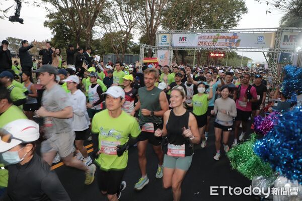 ▲「2026台灣國際馬拉松in台南」11日清晨鳴槍開跑，中華醫大台南市校友會會長謝馨慧、董事長陳智文、全國校友總會會長王國贊及校長李碧娥等人受邀主持起跑儀式。（記者林東良翻攝，下同）