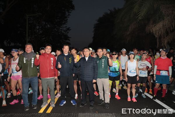 ▲「2026台灣國際馬拉松in台南」11日清晨鳴槍開跑，中華醫大台南市校友會會長謝馨慧、董事長陳智文、全國校友總會會長王國贊及校長李碧娥等人受邀主持起跑儀式。（記者林東良翻攝，下同）