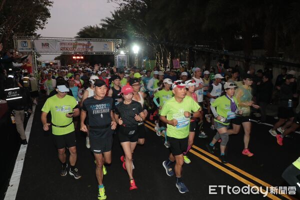 ▲「2026台灣國際馬拉松in台南」11日清晨鳴槍開跑，中華醫大台南市校友會會長謝馨慧、董事長陳智文、全國校友總會會長王國贊及校長李碧娥等人受邀主持起跑儀式。（記者林東良翻攝，下同）