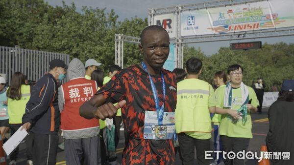▲「2026台灣國際馬拉松in台南」，來自肯亞的Eliasa為全馬冠軍第一名。（圖／記者林東良翻攝，下同）