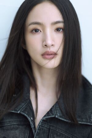 ▲林依晨率領師弟妹林奕嵐、牧森、袁漠遙、孫麥傑一同拍攝年曆。（圖／周子娛樂提供）