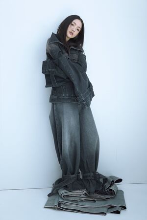 ▲林依晨率領師弟妹林奕嵐、牧森、袁漠遙、孫麥傑一同拍攝年曆。（圖／周子娛樂提供）