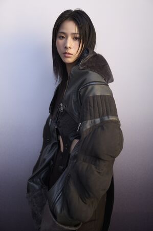 ▲林依晨率領師弟妹林奕嵐、牧森、袁漠遙、孫麥傑一同拍攝年曆。（圖／周子娛樂提供）