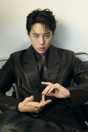 ▲林依晨率領師弟妹林奕嵐、牧森、袁漠遙、孫麥傑一同拍攝年曆。（圖／周子娛樂提供）