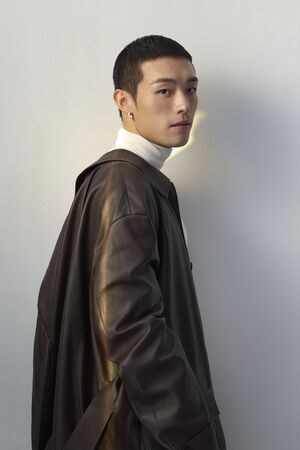 ▲林依晨率領師弟妹林奕嵐、牧森、袁漠遙、孫麥傑一同拍攝年曆。（圖／周子娛樂提供）