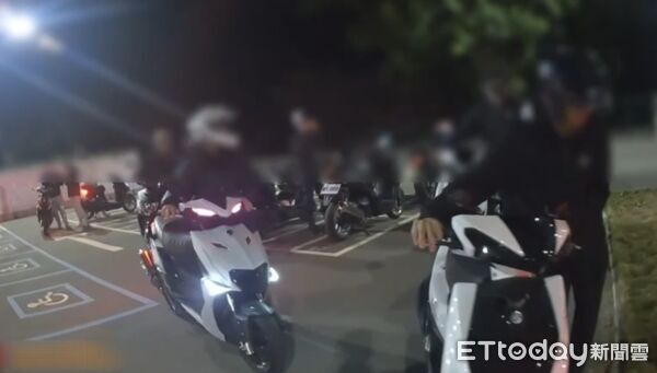 ▲▼網紅環島「發貼紙」！50改裝車友深夜車聚　警來了⋯超糗牽車下山。（圖／記者許宥孺翻攝）