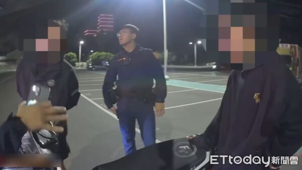 ▲▼網紅環島「發貼紙」！50改裝車友深夜車聚　警來了⋯超糗牽車下山。（圖／記者許宥孺翻攝）