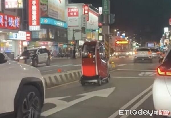 ▲一部電動代步車公然在道路上內線轉彎宛若移動神主牌。（圖／翻攝爆料公社）
