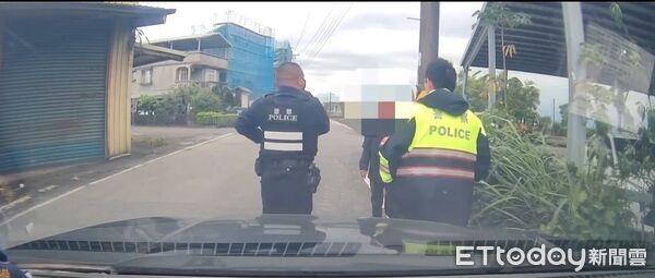 ▲▼蔡男右手拿斧頭、左手持拐杖的對著來往人車揮舞。（圖／記者游芳男翻攝，下同）