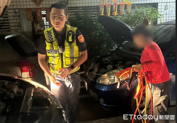 ▲內埔警方替徐姓婦人車輛充電。（圖／記者陳崑福翻攝）