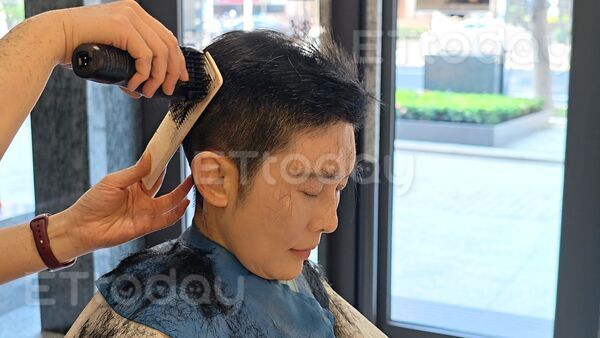 ▲林岱樺跟設計師貝蒂（黑衣）約好剪髮             。（圖／記者吳奕靖攝）