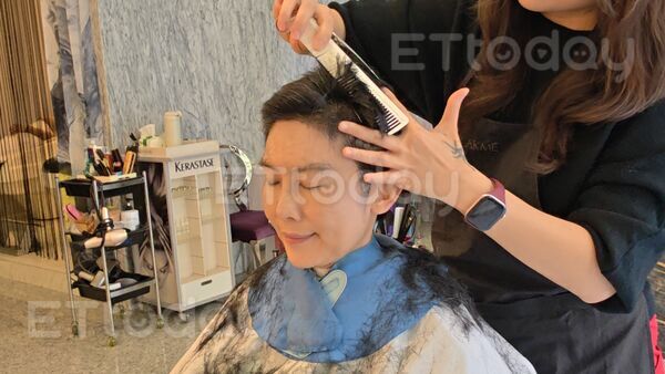 ▲林岱樺跟設計師貝蒂（黑衣）約好剪髮             。（圖／記者吳奕靖攝）