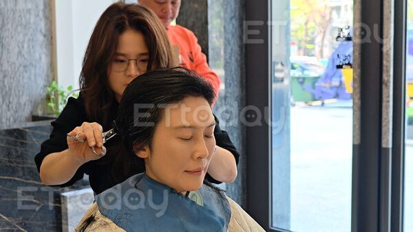 ▲林岱樺跟設計師貝蒂（黑衣）約好剪髮             。（圖／記者吳奕靖攝）