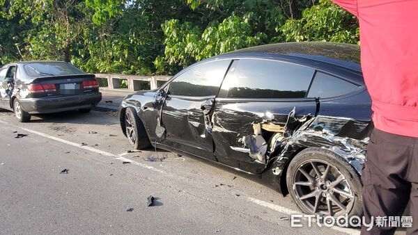 ▲▼  台北市士林區至善路車禍造成9輛車輛受損          。（圖／記者黃彥傑攝）