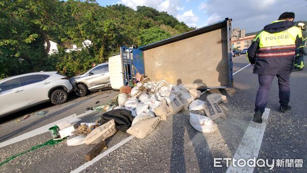 ▲▼    ▲▼ 台北市士林區至善路車禍造成9輛車輛受損 。         。（圖／記者黃彥傑攝）