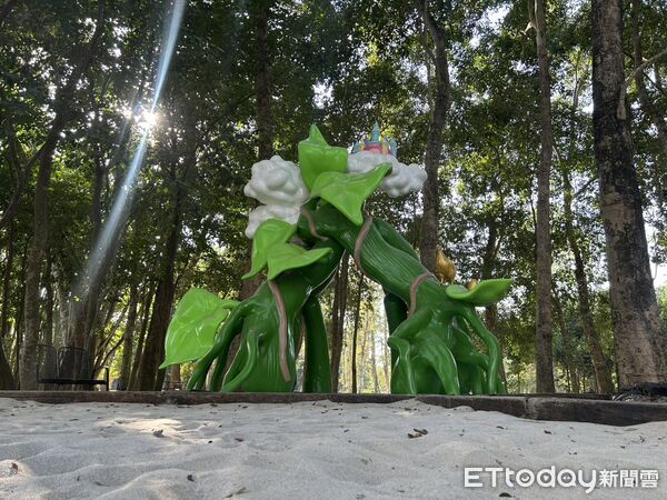 ▲▲台南山上花園水道博物館沙坑區全新裝置藝術「豆藤冒險」正式亮相，以《傑克與魔豆》為靈感，成為園區最新親子打卡亮點。（記者林東良翻攝）