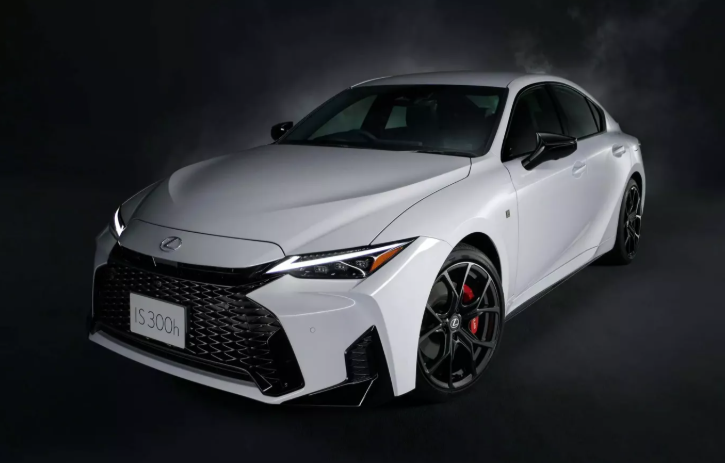 ▲日本、台灣都在近期推出小改款LEXUS IS。（圖／翻攝自LEXUS）