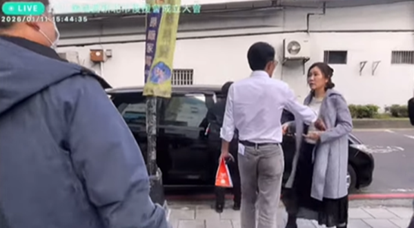 ▲▼黃國昌擁抱道別愛妻，超閃畫面粉絲看傻。（圖／シズカ 希姿卡授權提供／請勿隨意翻拍以免侵權）