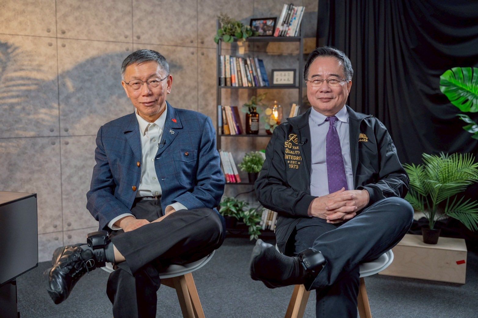 ▲柯文哲與蔡正元同框笑秀電子腳鐐。（圖／翻攝蔡正元臉書）