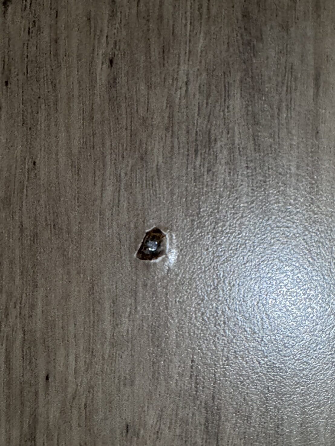 ▲▼網友表示在健身工廠看到疑似針孔，健身工廠後來確認澄清只是釘子的孔洞。（圖／翻攝Threads）