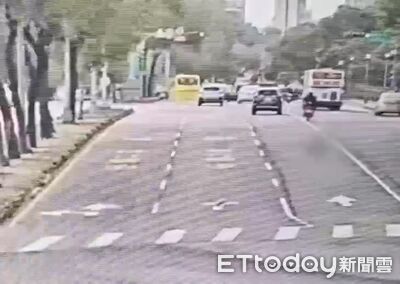 瞬間畫面曝！北市小貨車酒駕失控　撞9車1重機後翻覆