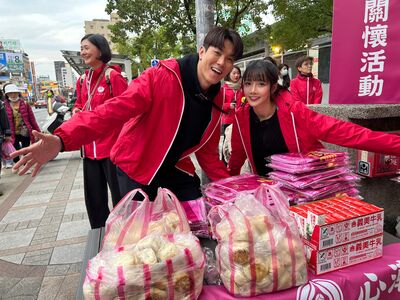 人美心也美！街頭見啦啦隊女神「親發送熱食」　寒冬善舉曝光