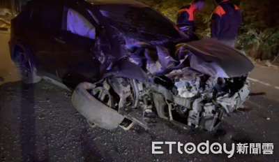 虎尾防汛路晚間「碰」一聲！休旅車撞斷電線桿　車頭全毀