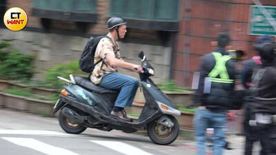 超大咖！《阿凡達》男星0偽裝現身台北街頭  戴西瓜皮安全帽騎車全被拍