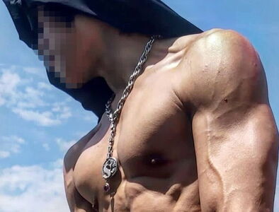 新北金山揮刀男「筋肉裸照」曝光　昔猛男界RAIN染毒街頭暴走