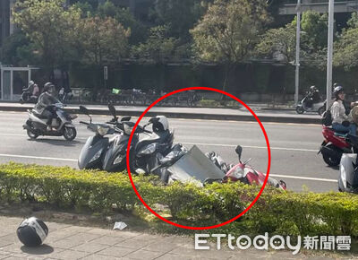 絕命終結站!工地「天降鐵板」砸爛3機車 女騎士差幾秒險沒命