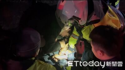 喪屍猛男持刀拒檢衝撞巡邏車　「10警抓不住」追捕畫面曝光