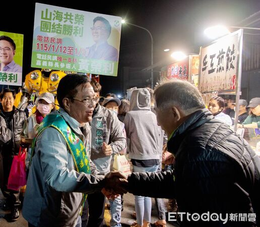 ▲▼   朴子夜市圓環變身民主嘉年華晚會黃榮利向縣民承諾「縣長只做一屆」為青年開路   。（圖／黃榮利競選團隊提供）