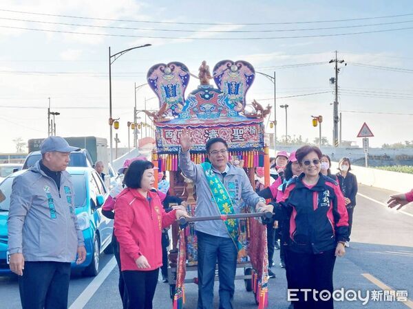 ▲▼   3天18鄉鎮「山海祈福 全嘉大巡禮」！黃榮利背帶「過火」求加持 披「百福戰袍」拚初選民調。（圖／黃榮利競選團隊提供）