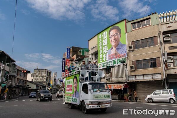▲▼   3天18鄉鎮「山海祈福 全嘉大巡禮」！黃榮利背帶「過火」求加持 披「百福戰袍」拚初選民調。（圖／黃榮利競選團隊提供）