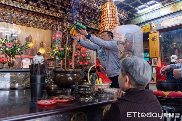 ▲▼   3天18鄉鎮「山海祈福 全嘉大巡禮」！黃榮利背帶「過火」求加持 披「百福戰袍」拚初選民調。（圖／黃榮利競選團隊提供）