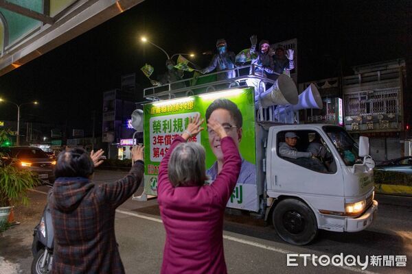 ▲▼   3天18鄉鎮「山海祈福 全嘉大巡禮」！黃榮利背帶「過火」求加持 披「百福戰袍」拚初選民調。（圖／黃榮利競選團隊提供）
