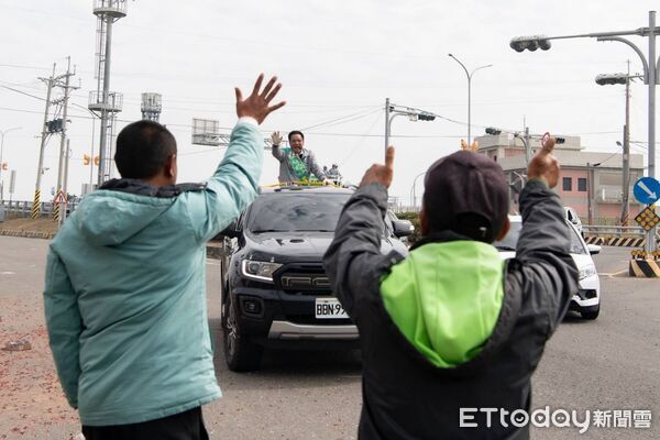 ▲▼   3天18鄉鎮「山海祈福 全嘉大巡禮」！黃榮利背帶「過火」求加持 披「百福戰袍」拚初選民調。（圖／黃榮利競選團隊提供）