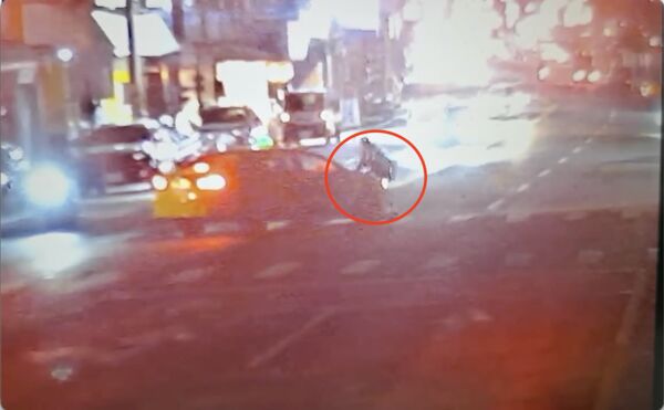 ▲男子「肉身擋人」疑似不讓計程車離開，同時打電話報警            。（圖／記者吳奕靖翻攝）